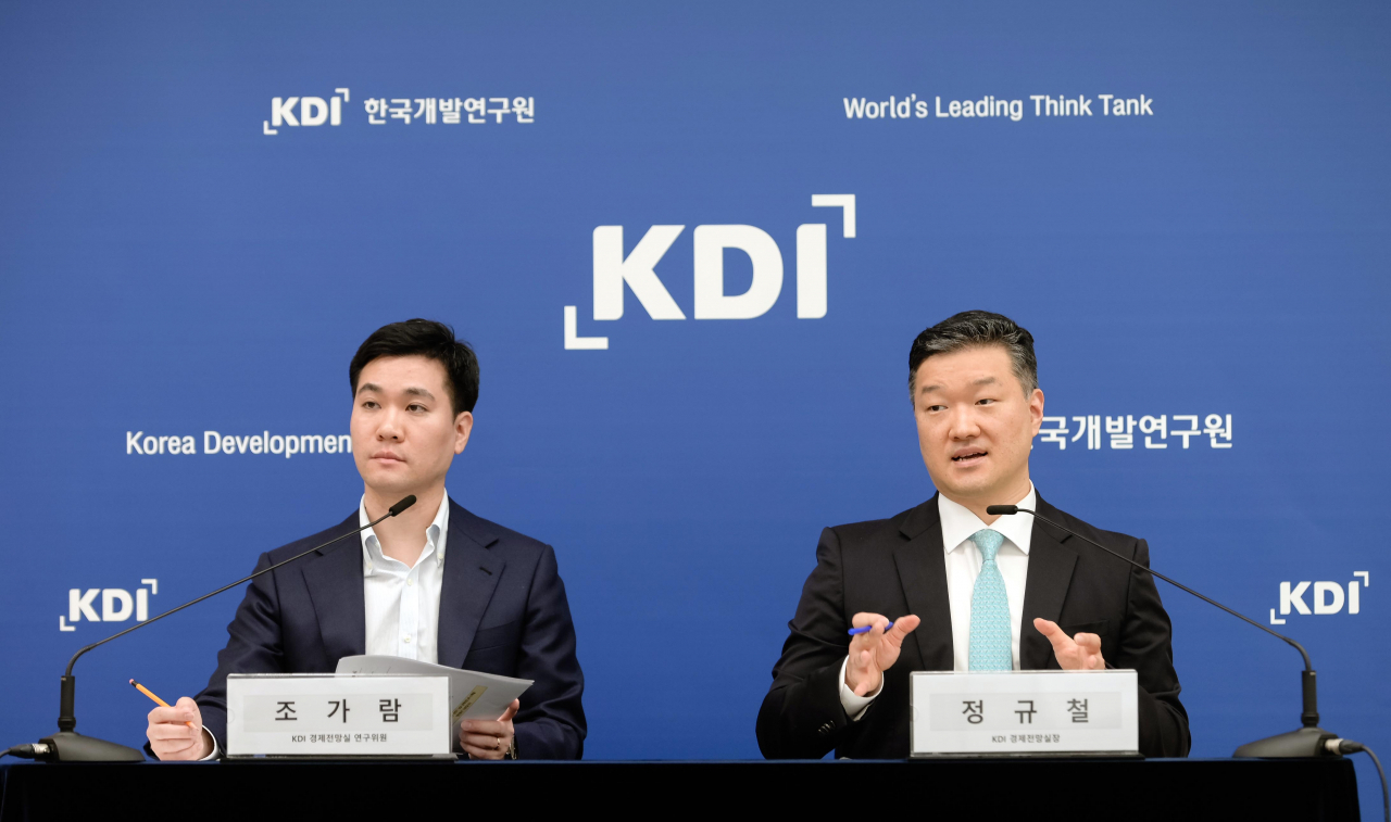 한국개발연구원(KDI)는 10일 정부세종청사에서 '최근 반도체 경기 흐름과 거시경제적 영향' 보고서를 발표했다. 조가람 KDI 경제전망실 연구위원(왼쪽)과 정규철 경제전망실장이 기자들의 질문에 답하고 있다.[KDI 제공]
