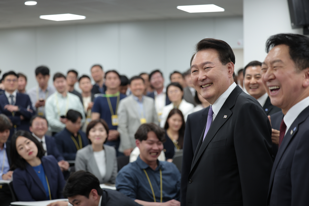 윤석열 대통령이 취임 1주년을 맞은 10일 서울 용산 대통령실 청사 내 기자실을 여당 지도부와 함께 방문하고 있다. [연합]