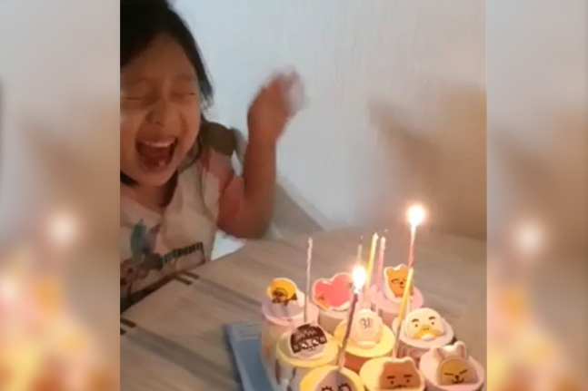 고 황예서 양 아버지가 지난 9일 한 온라인 커뮤니티에 올린 심경 글에 담긴 사진. 예서 양이 생일을 맞아 기뻐하는 모습이 담겨 있다. [유족 제공]