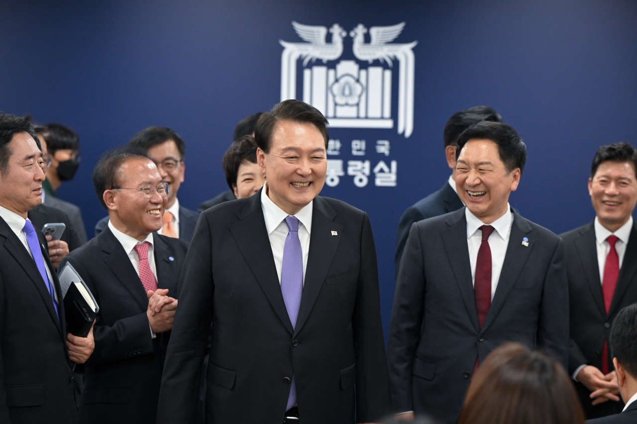 윤석열 대통령이 취임 1주년을 맞은 10일 서울 용산 대통령실 청사 내 기자실을 여당 지도부와 함께 방문하고 있다. [연합]