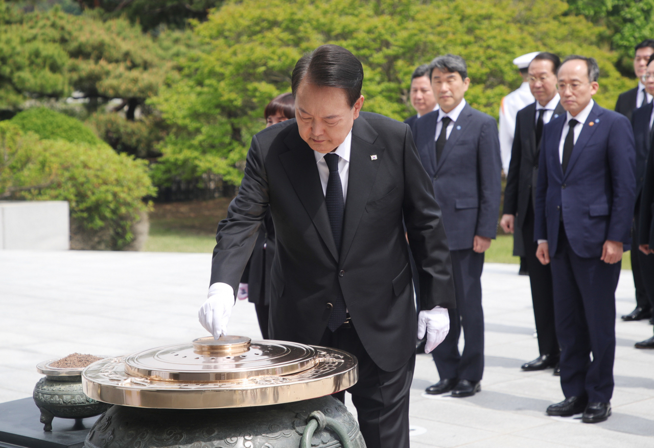 윤석열 대통령이 정부 출범 1주년인 10일 서울 동작구 국립서울현충원을 찾아 참배하며 분향하고 있다. [연합]