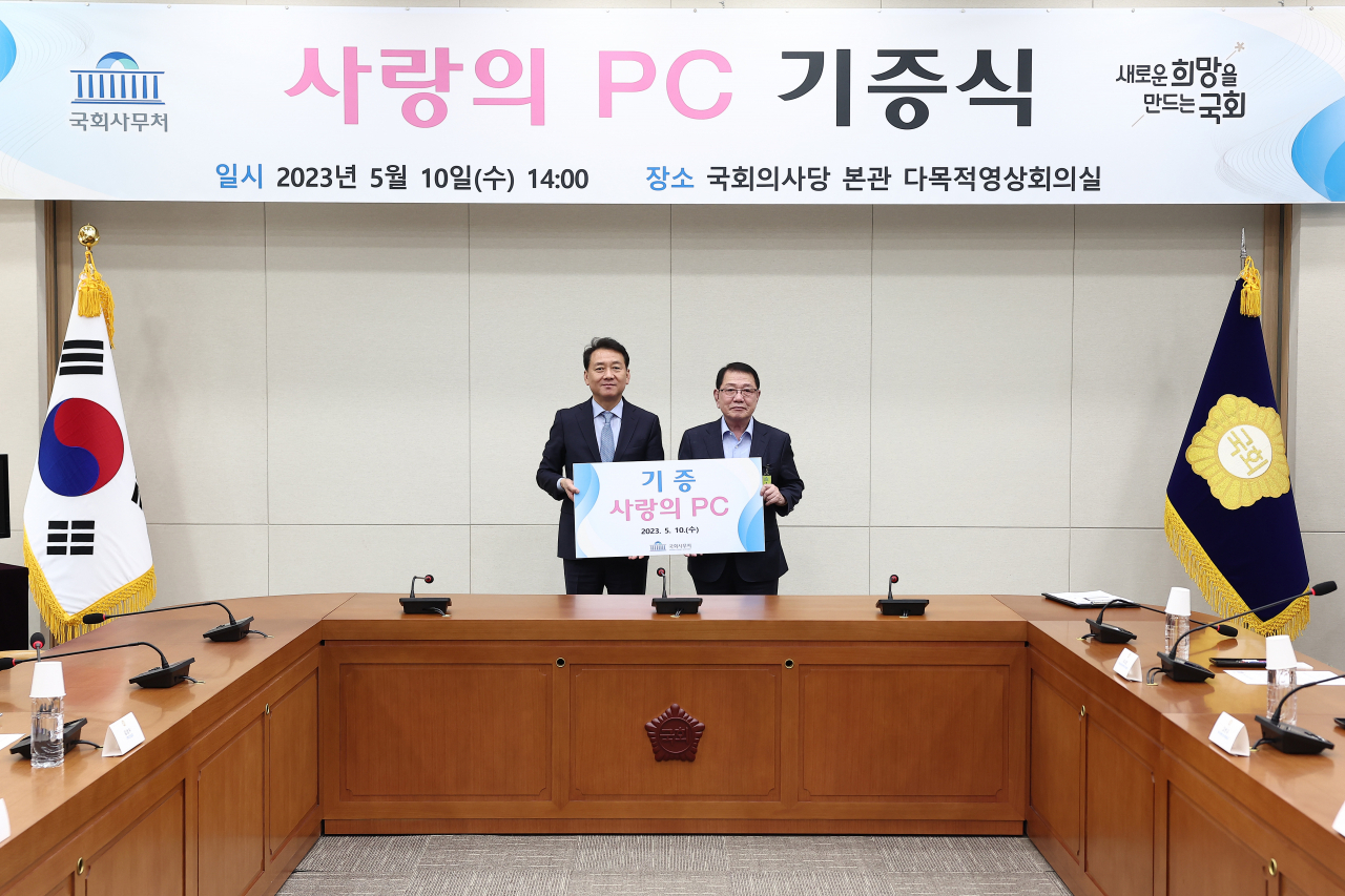 이광재 국회 사무총장(왼쪽). 국회