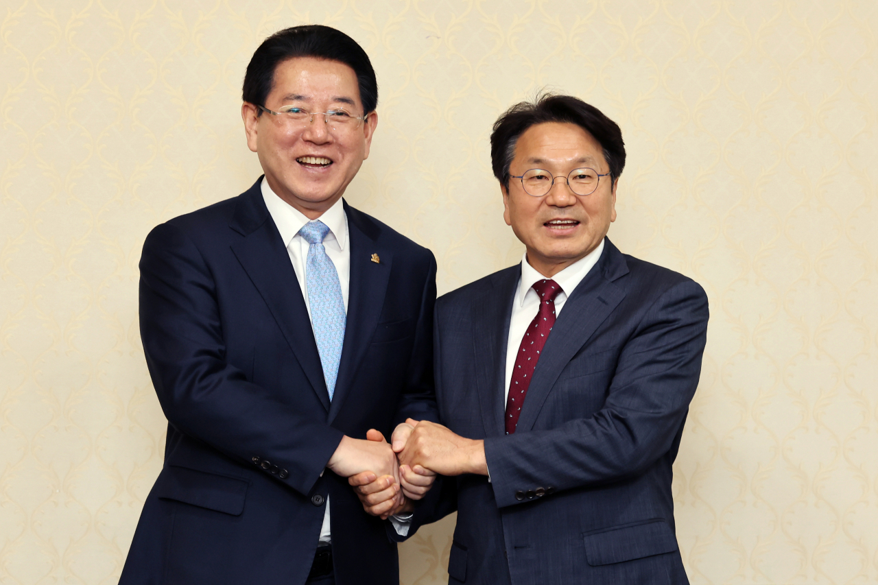 강기정 광주시장(오른쪽)과 김영록 전남지사가 군 공항 이전 관련 협의를 위해 만난다. 연합뉴스