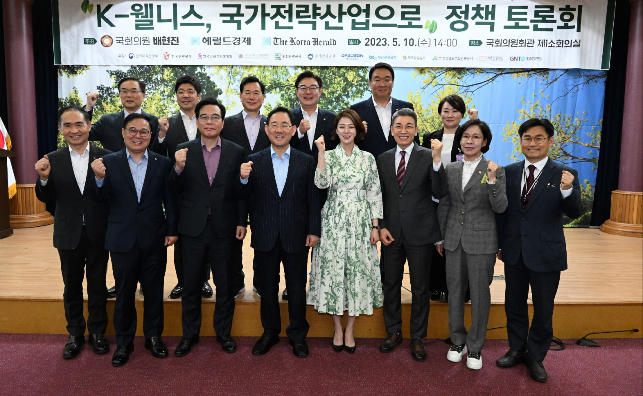배현진 의원실과 헤럴드경제·코리아헤럴드가 공동주최한 ‘K웰니스, 국가전략산업으로’ 정책토론회 참석자들이 K웰니스 파이팅을 외치고 있다. 축사를 한 주호영(앞줄 왼쪽에서 네번째) 국민의힘 전 원내대표, 개회사를 한 배현진(왼쪽에서 다섯번째) 의원, 환영사를 한 김영상(왼쪽에서 두번째) 헤럴드 이사가 토론회 참석자 및 패널들과 단체촬영을 하고 있다. 사진=임세준 기자/jun@heraldcorp.com