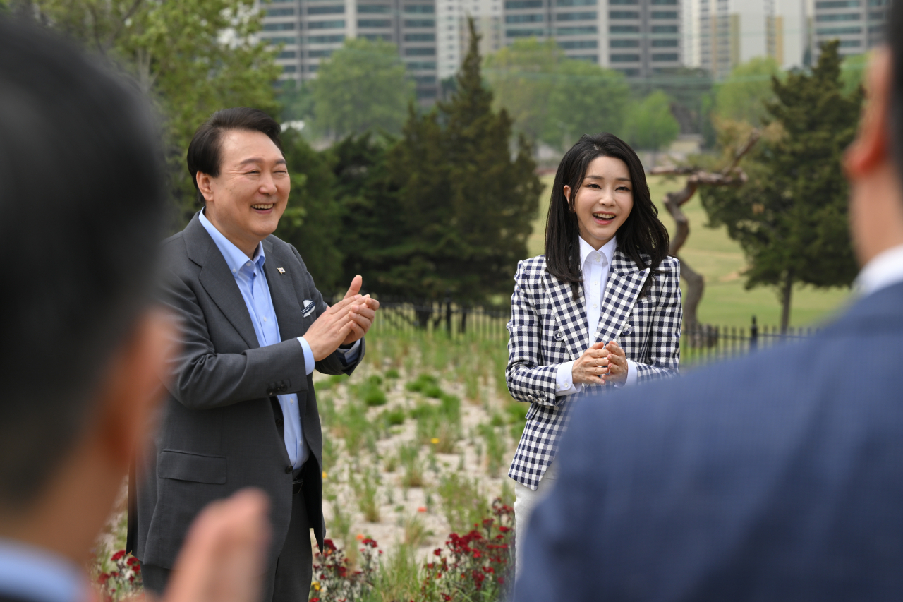 “정쟁 중심된 영부인…‘활발한 외조형’ 김건희 여사”[용산실록]