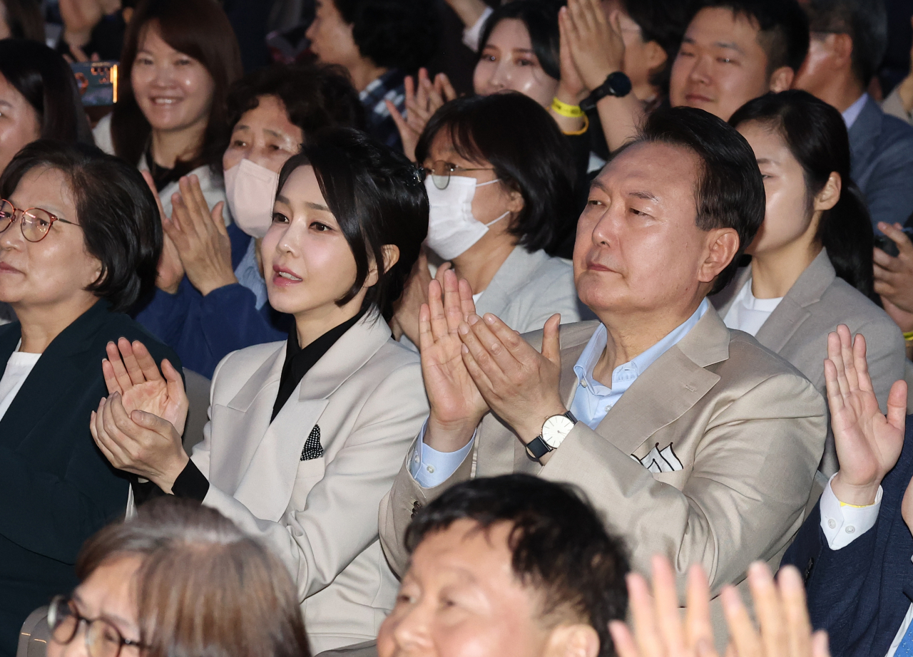 윤석열 대통령과 김건희 여사가 10일 오후 청와대 대정원에서 열린 ‘청와대 개방 1주년 기념 특별음악회’에서 박수치고 있다. [연합]