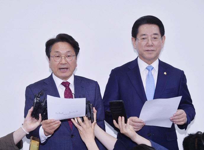 강기정 광주광역시장과 김영록 전남도지사가 10일 오후 서구 김대중컨벤션센터에서 광주 군·민간공항 이전 관련 협의를 하고 있다.[광주시 제공]