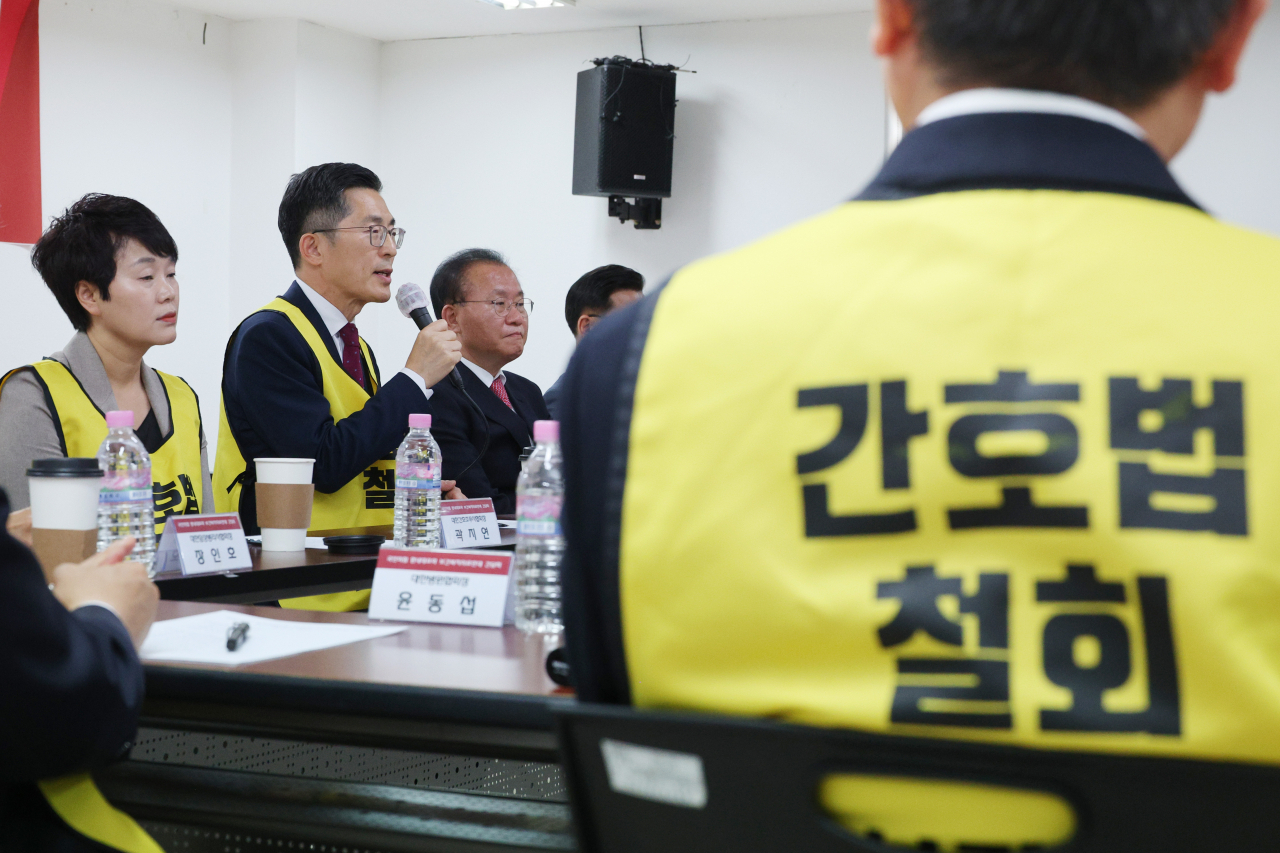 이필수 대한의사협회장이 10일 오후 서울 용산구 대한간호조무사협회에서 열린 보건복지의료연대 간담회에서 인사말하고 있다. 왼쪽부터 곽지연 대한간호조무사협회장, 이 회장, 국민의힘 윤재옥 원내대표. [연합]