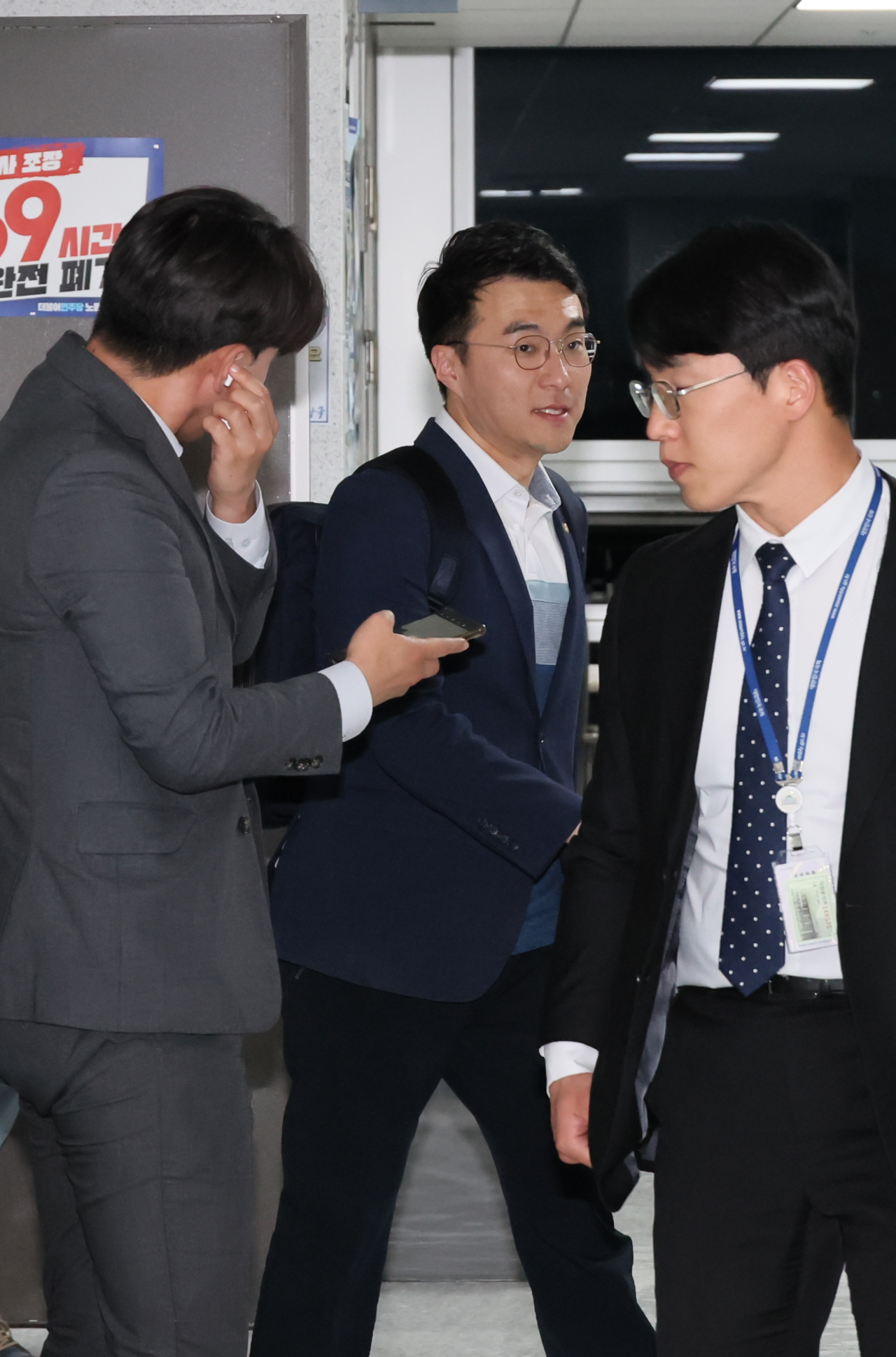 가상자산 보유 논란이 계속되고 있는 김남국 더불어민주당 의원이 9일 오후 국회 의원회관 의원실을 나서고 있다. [연합]