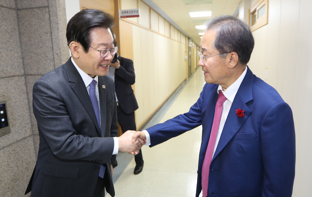 더불어민주당 이재명 대표가 10일 오후 대구시청 산격청사를 찾아 홍준표 대구시장과 면담 후 악수하고 있다. [연합]