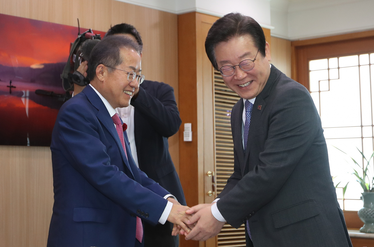 더불어민주당 이재명 대표가 10일 오후 대구시청 산격청사를 찾아 홍준표 대구시장과 악수 하고 있다. [연합]