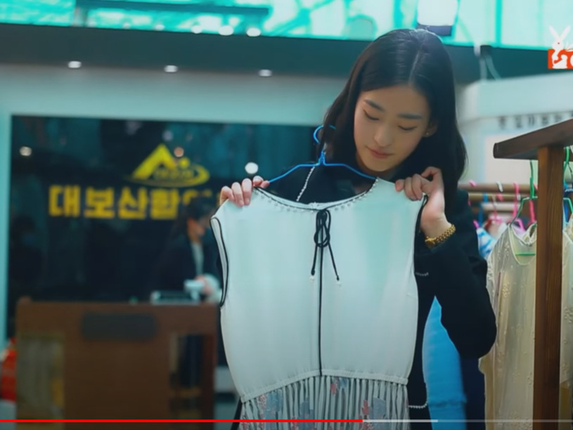 북한 유튜버 연미가 ‘2023년 봄철여성옷전시회’에서 고른 여름 원피스를 들어보이고 있다. ['NEW DPRK' 유튜브 채널 갈무리]