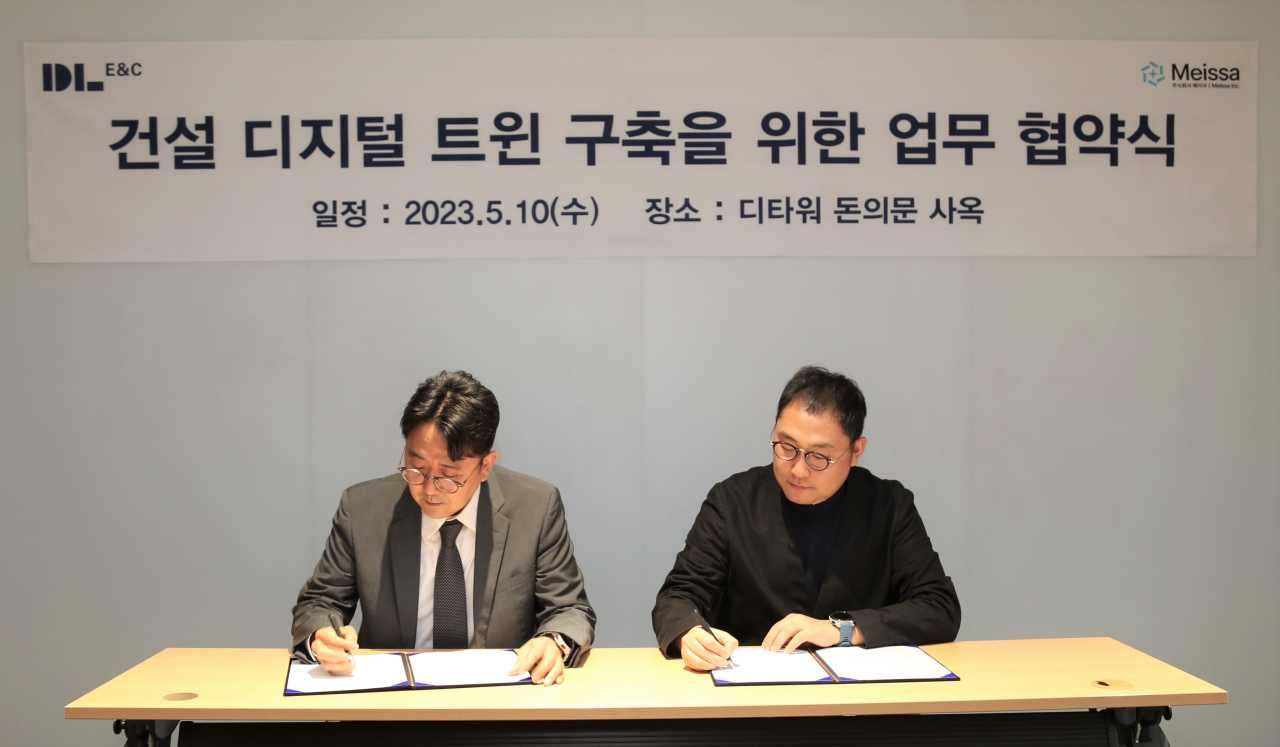지난 10일 서울 종로구 디타워 돈의문 본사에서 이상영(왼쪽) DL이앤씨 주택사업본부 기술담당임원과 김영훈 메이사 대표가 ‘건설 디지털 트윈 구축 및 건설현장 생산성 향상을 위한 업무협약’을 체결하고 있다. [DL이앤씨]