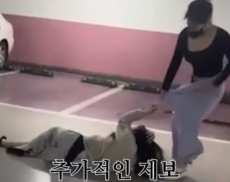 '성북구 07년생 학폭' 영상 중 일부. 가해자가 피해자의 머리채를 끌고 다니다 손과 발로 수차례 가격하는 1분짜리 영상이 누리꾼들의 공분을 샀다. 경찰이 폐쇄회로(CC)TV를 확인한 결과 양측의 '쌍방폭행' 사건으로 확인됐다. [인스타그램 갈무리]
