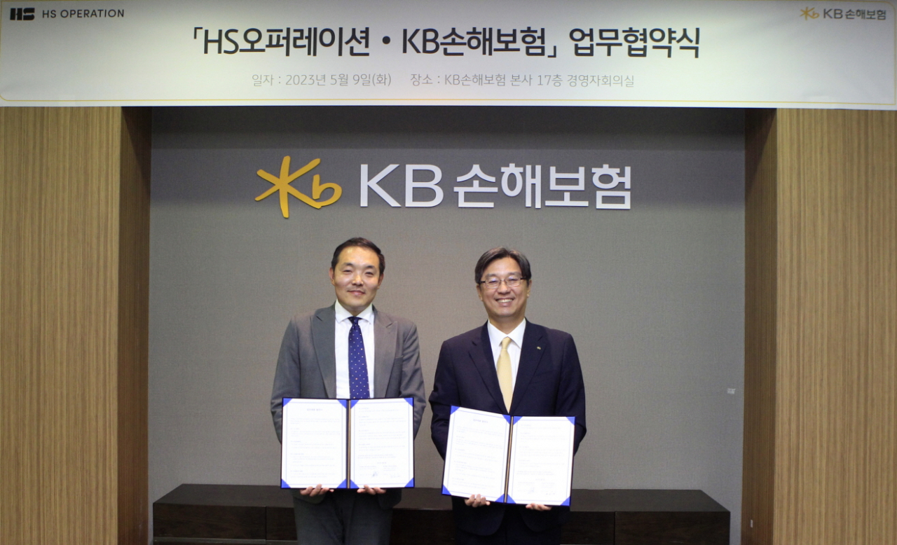 제인태 KB손해보험 법인영업1본부장(오른쪽)과 권태혁 에이치에스오퍼레이션 대표가 지난 9일 서울시 강남구 역삼동 KB손해보험 본사에서 안전한 숙박시설 환경 조성을 위한 업무협약(MOU) 체결하고 기념사진을 촬영하고 있다. [KB손해보험 제공]
