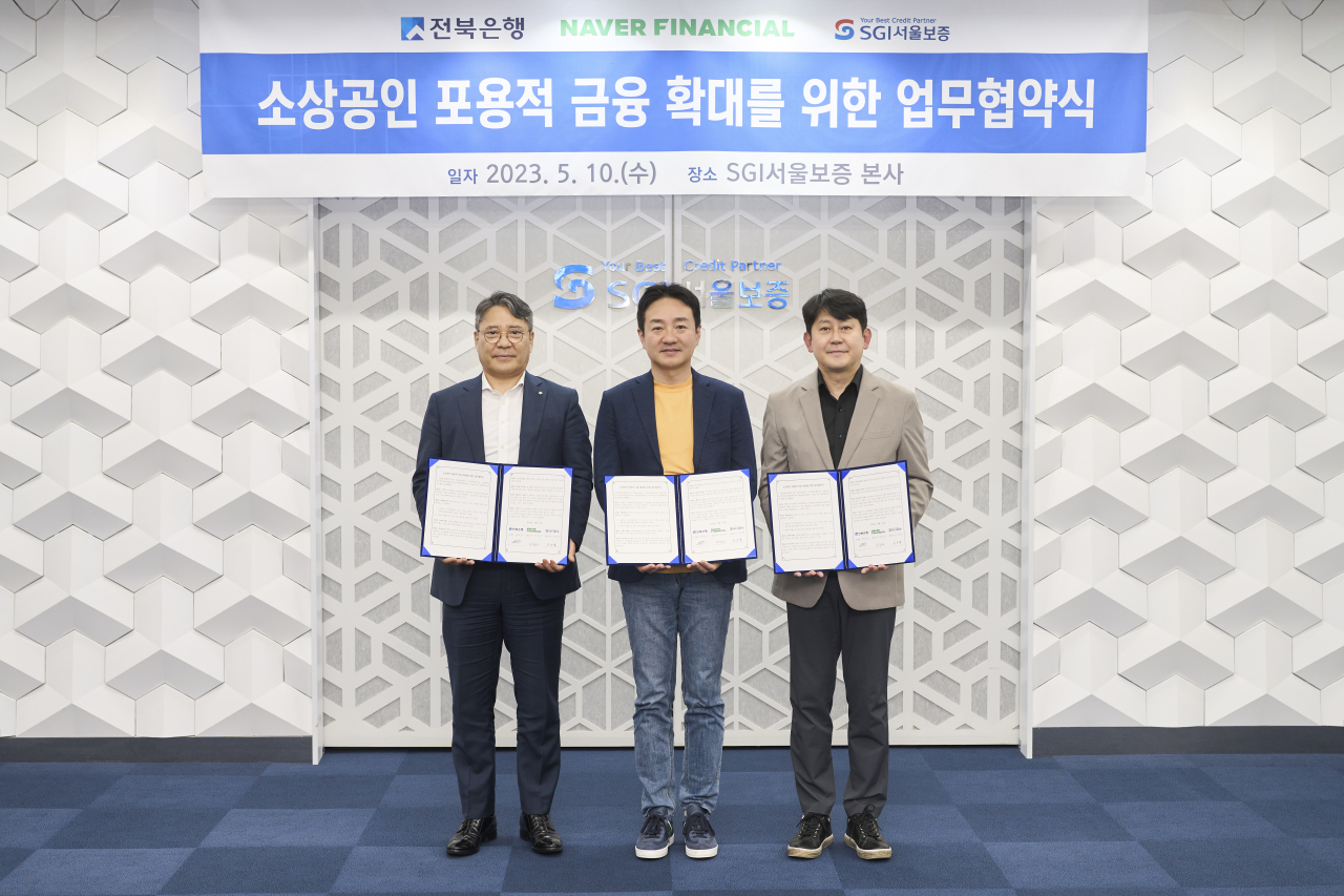 지난 10일 서울시 종로구 SGI서울보증 본사에서 유광열 SGI서울보증 대표이사(오른쪽), 박상진 네이버파이낸셜 대표이사(가운데), 백종일 전북은행장이 '소상공인 포용적 금융 확대를 위한 업무협약' 체결 후 기념촬영을 하고 있다. [SGI서울보증 제공]