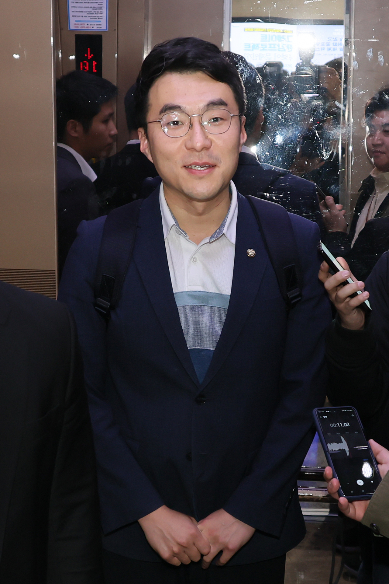 가상자산 보유 논란이 계속되고 있는 김남국 더불어민주당 의원이 9일 오후 국회 의원회관 의원실을 나서며 취재진 질문에 답하고 있다. [연합]