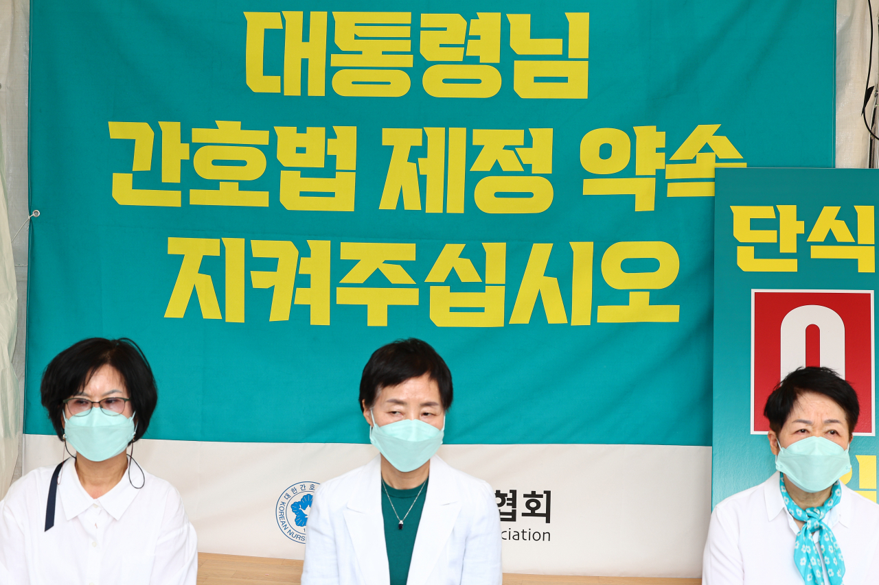 대한간호협회 대표자들이 9일 오전 서울 중구 대한간호협회에서 간호법 제정을 위한 단식투쟁을 시작하고 있다. [연합]