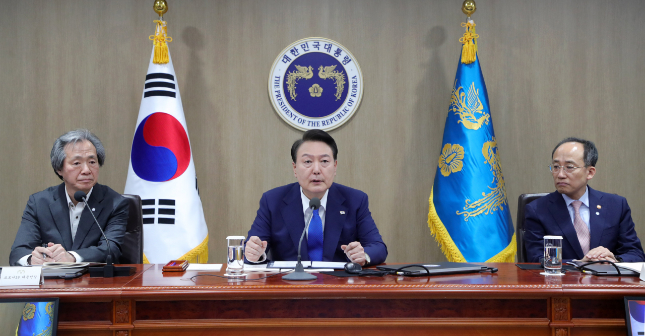 윤석열 대통령이 11일 서울 용산 대통령실 청사에서 열린 코로나19 중앙재난안전대책본부 회의에서 모두발언하고 있다. [연합]