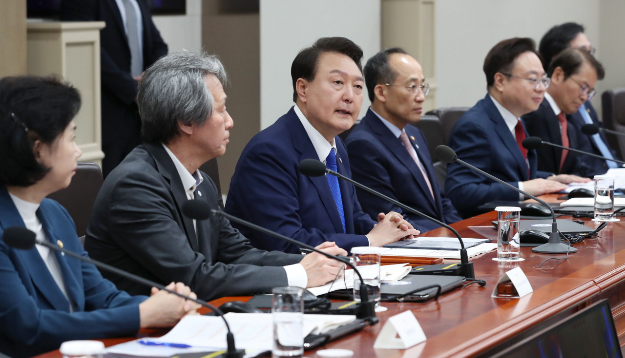 윤석열 대통령이 11일 서울 용산 대통령실 청사에서 열린 코로나19 중앙재난안전대책본부 회의에서 모두발언하고 있다. [연합]