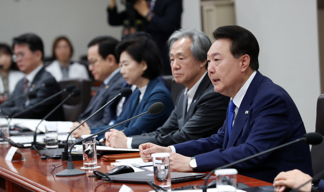 윤석열 대통령이 11일 서울 용산 대통령실 청사에서 열린 코로나19 중앙재난안전대책본부 회의에서 모두발언하고 있다. [연합]