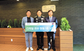 이석우(왼쪽부터) 두나무 대표, 오재경 금천소방서장, 한창술 한국수목원정원관리원 사무처장이 지난 10일 금천소방서에서 디지털 치유 정원 1호 오픈 기념식을 갖고 있다. [두나무 제공]