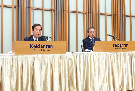 김병준(왼쪽) 전경련 회장직무대행과 도쿠라 마사카즈 경단련 회장이 10일 도쿄 경단련회관에서 ‘한일·일한 미래파트너십 기금’ 진행상황 기자회견을 하고 있다. [전경련 제공]