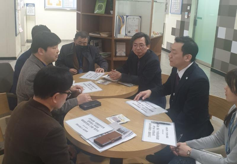 지난 3월 영종국제도시총연합회가 인천시를 방문, 시 관계자에게 인천공항 국제업무지역 정부청사 부지가 재외동포청사 건립 최적지임을 반영해 달라는 내용의 건의문을 전달했다.