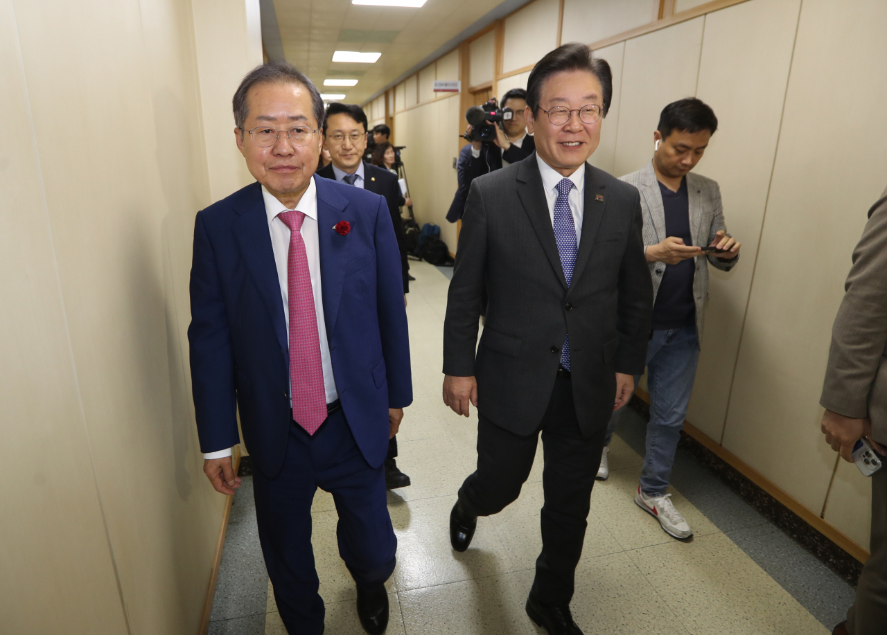 더불어민주당 이재명 대표가 10일 오후 대구시청 산격청사를 찾아 홍준표 대구시장의 안내를 받아 청사를 빠져나가고 있다. [연합]