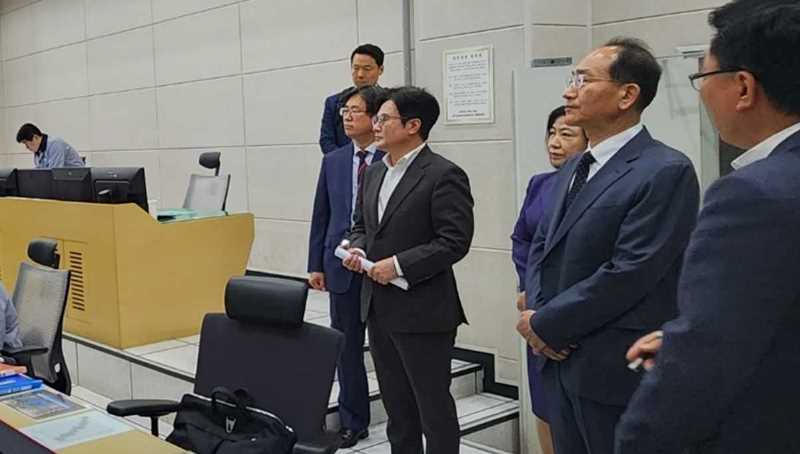 이성해 국토교통부 대도시권광역교통위원회 위원장과 김병수 김포시장이 지난 4일 김포골드라인 차량기지 현장 점검을 실시했다.〈김포시 제공〉