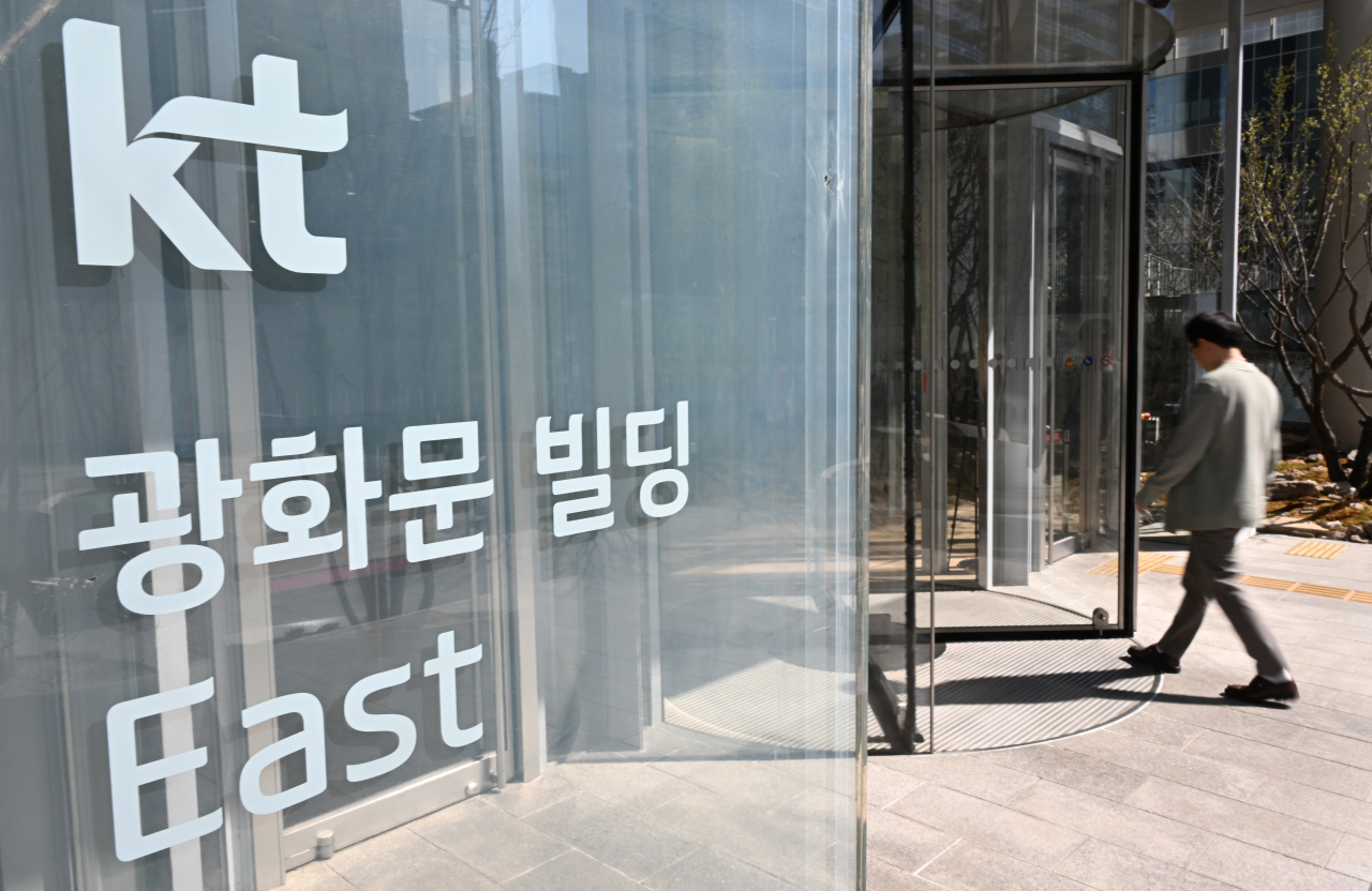 서울 종로구 KT광화문빌딩 정문으로 한 직원이 들어서고 있다. [사진=임세준 기자]