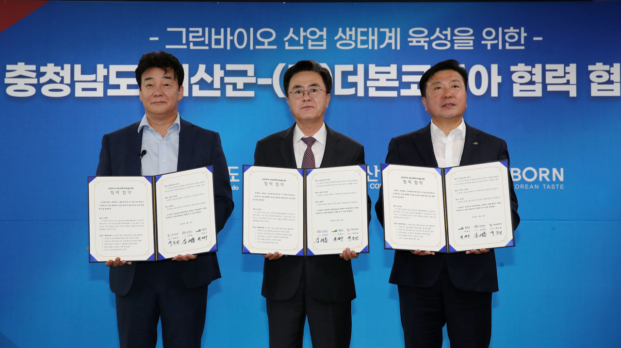 충남도는 11일 도청 상황실에서 김태흠 지사(중앙)와 최재구 군수(우) 백종원 대표(좌) 등이 참석한 가운데, ‘그린바이오 산업생태계 육성을 위한 벤처 캠퍼스 유치 업무협약’을 체결했다.