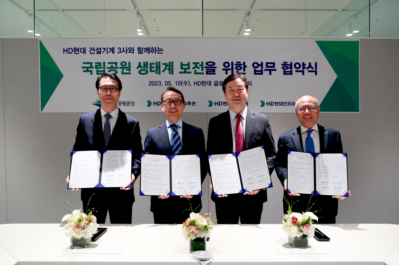 최철곤(왼쪽부터) HD현대건설기계 대표와 조영철 HD현대사이트솔루션 및 HD현대인프라코어 대표, 송형근 국립공원공단 이사장, 이동욱 HD현대사이트솔루션 대표가 지난 10일 경기도 판교 HD현대글로벌R&D(연구개발)센터에서 북한산국립공원 우이령길 생태 보전을 위한 업무협약을 체결한 뒤 기념촬영을 하고 있다. [HD현대사이트솔루션 제공]