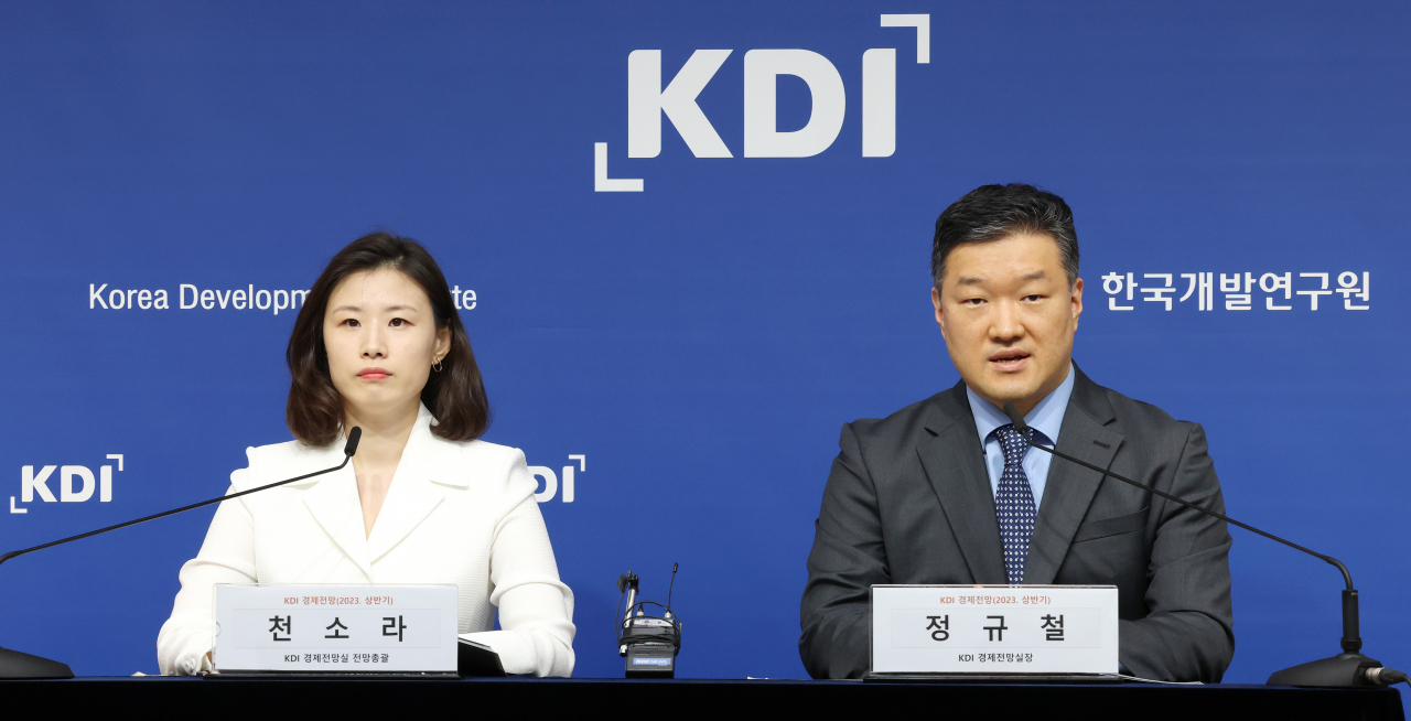 Jung Kyu-chul (right), director of the office of macroeconomic analysis and forecasting at the KDI, and Chon So-ra, associate fellow, speak at a press briefing held at the Governmental Complex in Sejong, Thursday. (Yonhap)