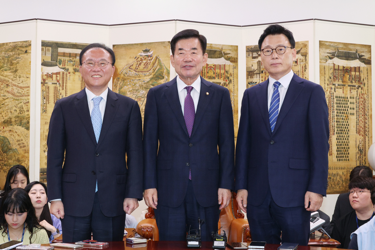 김진표 국회의장이 11일 오전 국회에서 열린 의장 주재 여야 원내대표 회동에서 윤재옥 국민의힘 원내대표(왼쪽), 박광온 더불어민주당 원내대표(오른쪽)와 기념촬영하고 있다. 연합뉴스