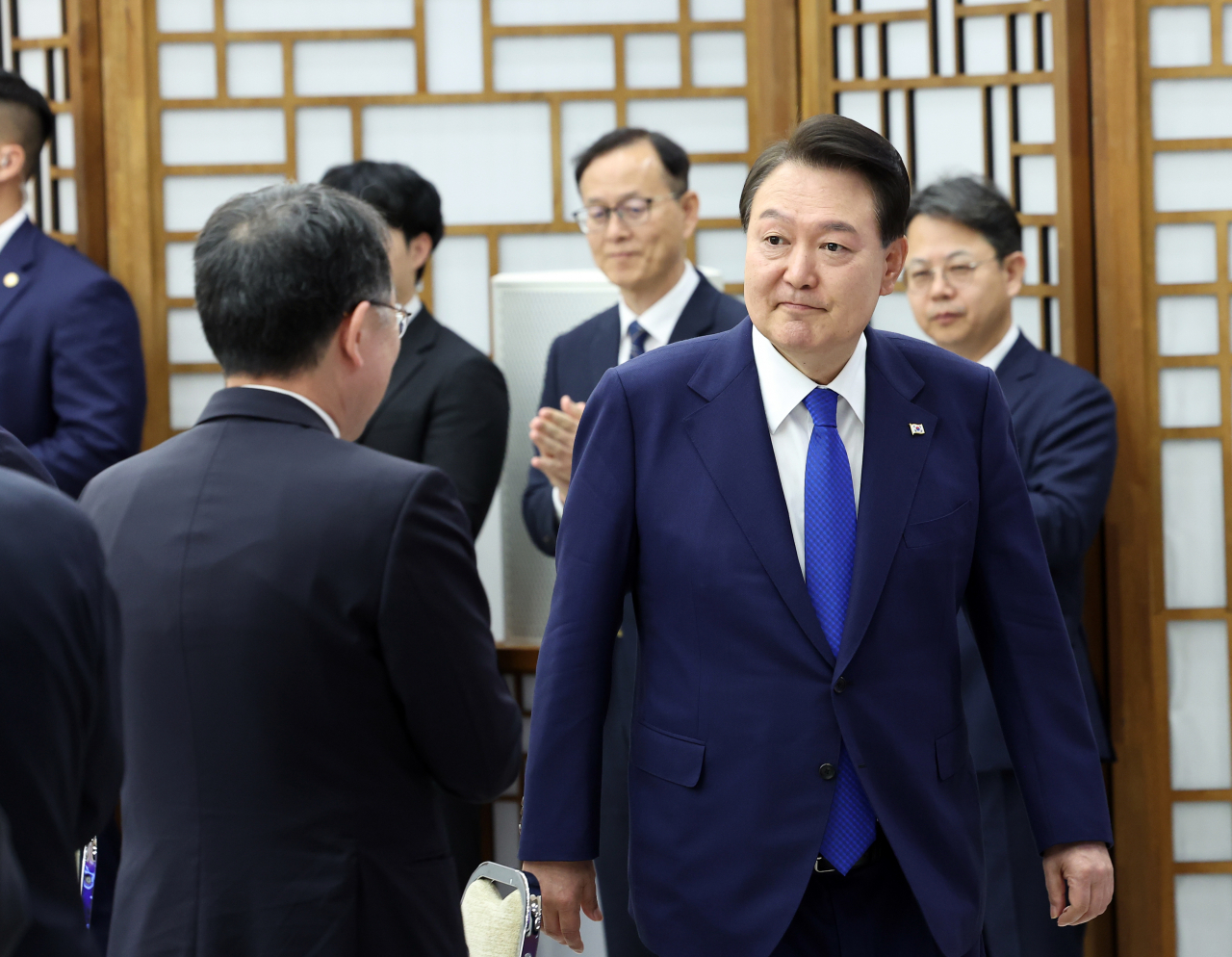 윤석열 대통령이 11일 서울 용산 대통령실 청사에서 열린 대통령 직속 국방혁신위원회 출범식에 입장하고 있다. [연합]