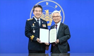 경찰청과 세종문화회관이 10일 문화예술사업 교류확대와 상호이익 증진을 위한 업무협약을 체결했다. 윤희근(왼쪽) 경찰청장과 안호상 세종문화회관 사장. [경찰청 제공]