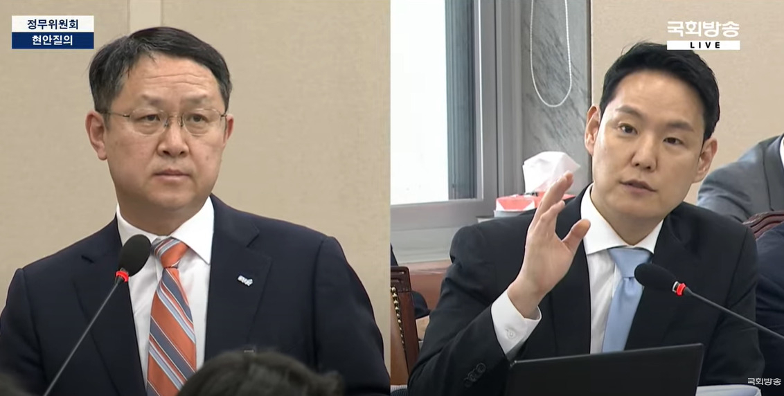 국회 정무위원회 소속 김한규 더불어민주당 의원이 11일 최근 대규모 주가조작 사태와 관련 긴급 현안질의에서 김근익 한국거래소 시장감시위원장에게 질의하고 있다. [국회방송 유튜브 중계 갈무리]