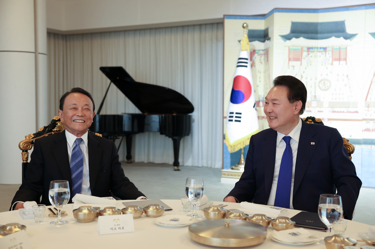 윤석열 대통령이 11일 오후 서울 용산 한남동 관저에서 한국을 방문한 아소 다로 일본 자민당 부총재와 만찬을 하고 있다. [연합]