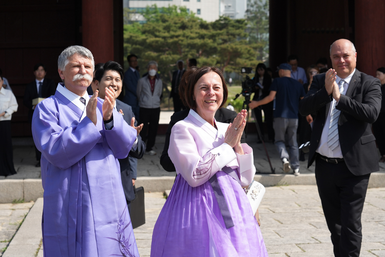 한복을 입은채 경희궁에서 한문화진흥협회 행사에 참석한 헝가리 국회의장 라슬로 쾨비르 부부
