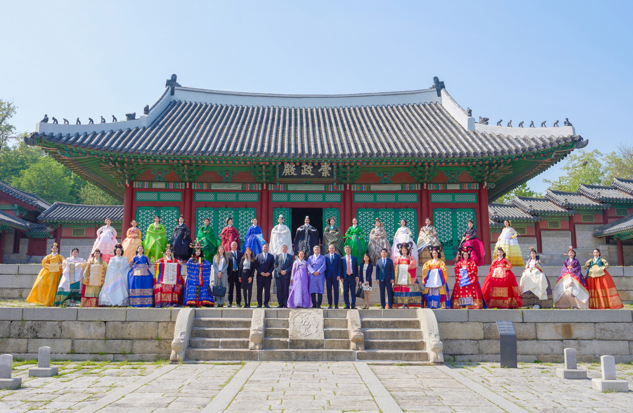 헝가리 의회,외교관들과 한복모델들의 합동 기념촬영