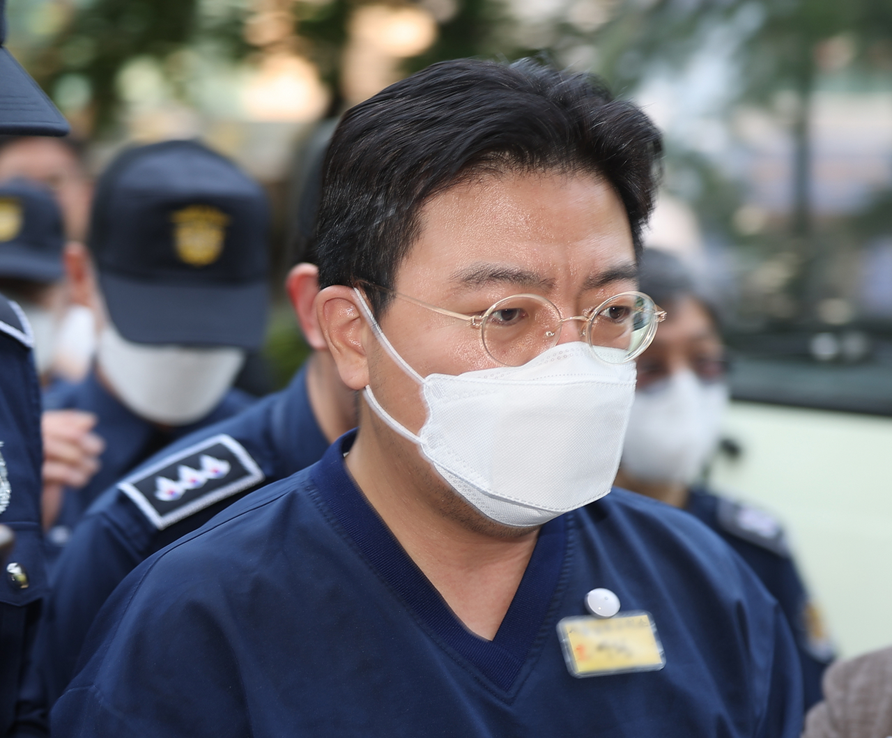 SG(소시에테제네랄)증권발 폭락 사태와 관련해 주가조작을 주도한 의혹을 받는 투자컨설팅업체 H사 라덕연 대표가 11일 오전 서울남부지방법원에서 열린 구속 전 피의자 심문(영장심사)에 출석하고 있다. [연합]