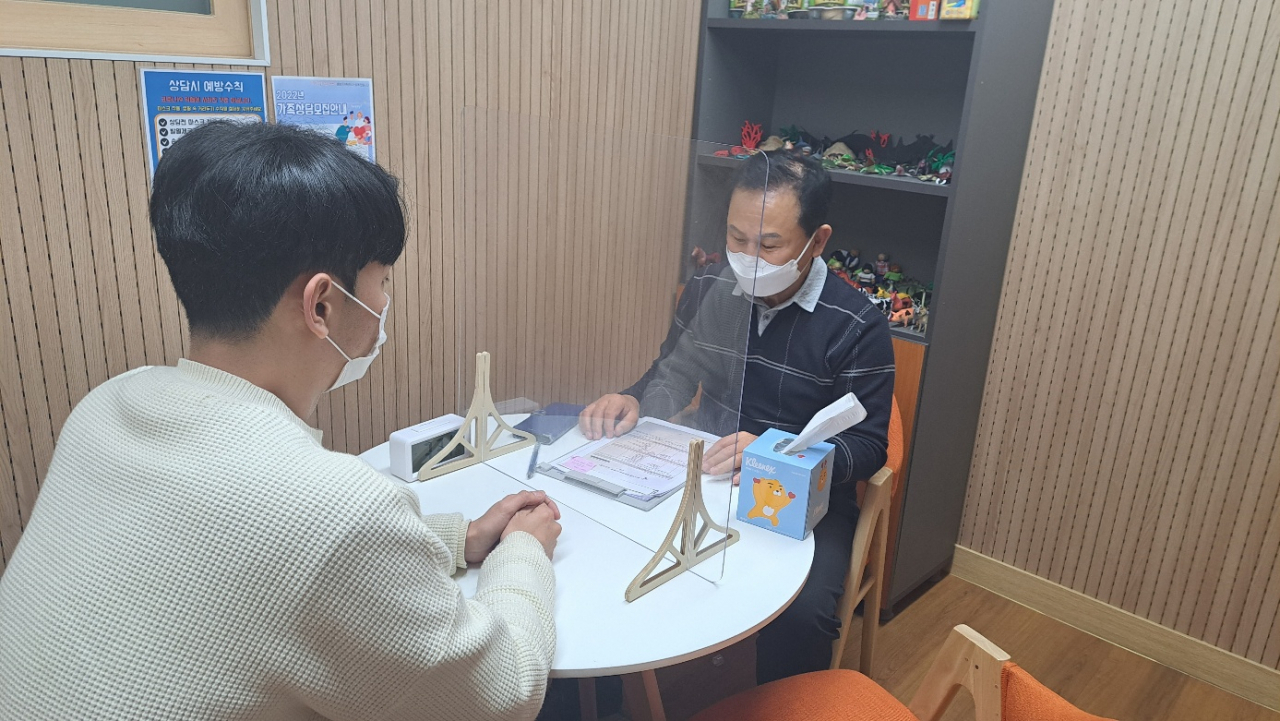 중랑구에서 주거안심매니저가 1인 가구의 전월세 계약을 상담해주고 있다. [중랑구 제공]