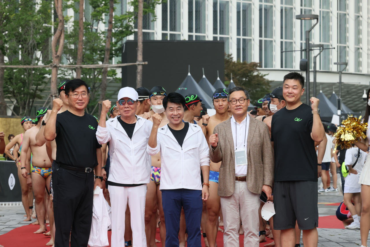 서울 송파구는 오는 15일 석촌호수 수변무대에서 롯데그룹 6개 계열사와 석촌호수 수질개선 업무협약을 체결한다. 사진은 지난해 8월 열린 석촌호수 수영대회. [송파구 제공]