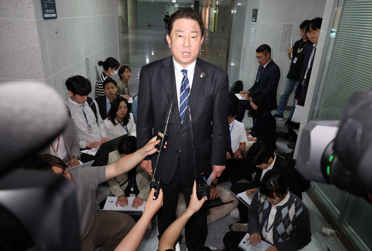 더불어민주당 김병기 의원이 11일 국회에서 열린 김남국 의원 코인 진상조사단 첫 회의에 참석하며 취재진의 질문에 답하고 있다. 김병기 의원은 조사단 팀장이다. [연합]