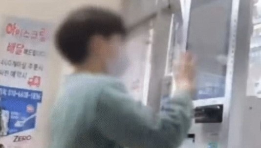 카드 개수를 정확히 세고 일일이 터치해 수십 장을 계산한 어린이. [MBC뉴스]
