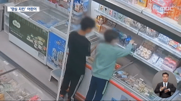 카드 개수를 정확히 세고 일일이 터치해 수십 장을 계산한 어린이. [MBC뉴스]