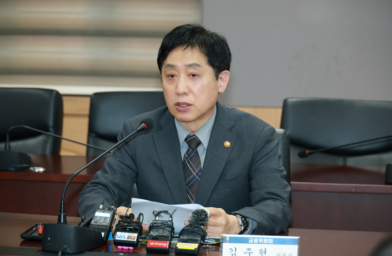 김주현 금융위원장이 12일 오전 서울 정부서울청사에서 개최된 대환대출 인프라 사전점검 간담회에서 온라인·원스톱 대환대출 인프라가 순조롭게 안착될 수 있도록 적극 협조해 줄 것을 당부하고 있다. [금융위원회 제공]