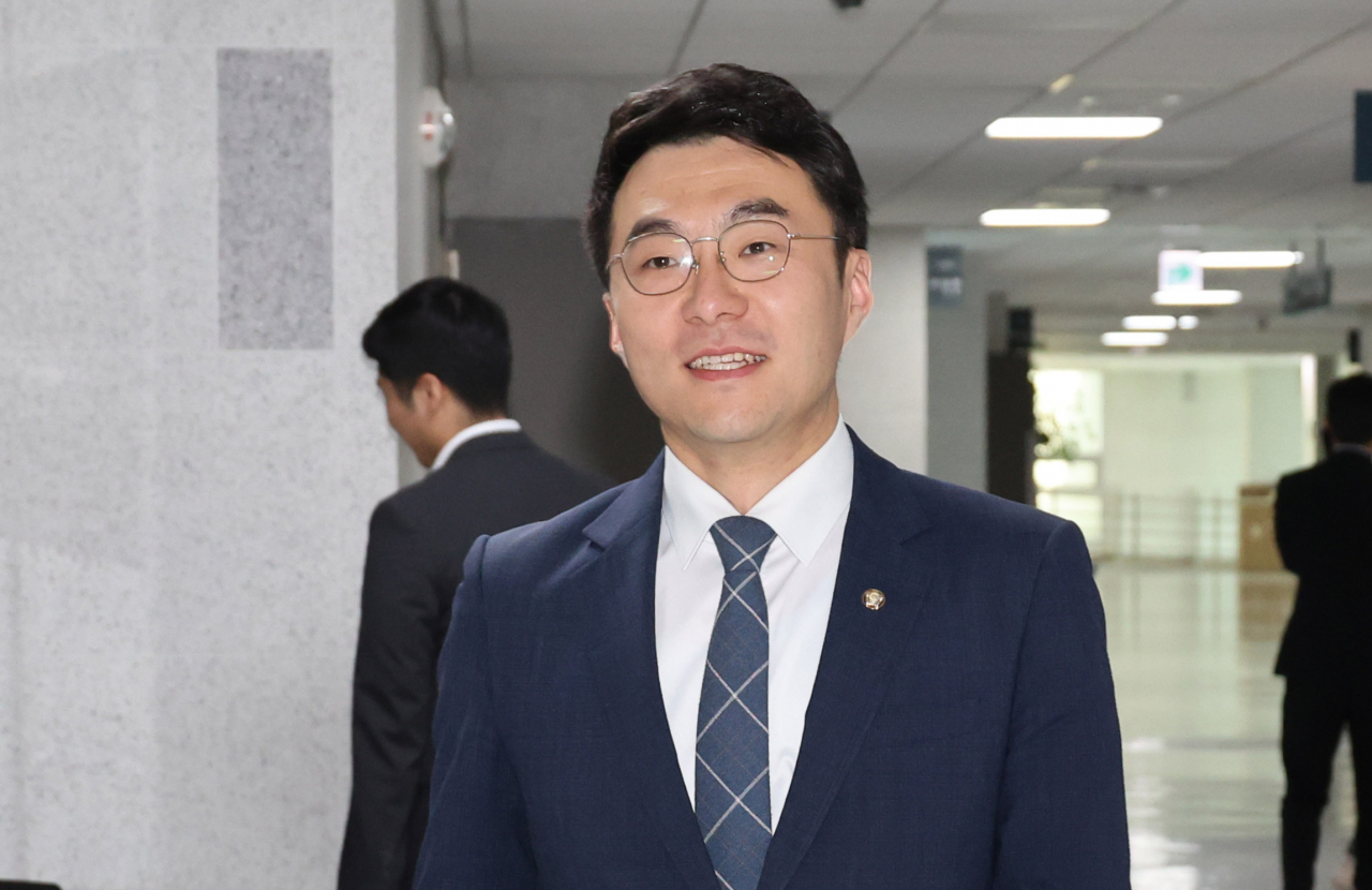 가상자산 보유 논란이 계속되고 있는 김남국 더불어민주당 의원이 9일 오전 서울 여의도 국회 의원회관 의원실로 들어가고 있다. [연합]