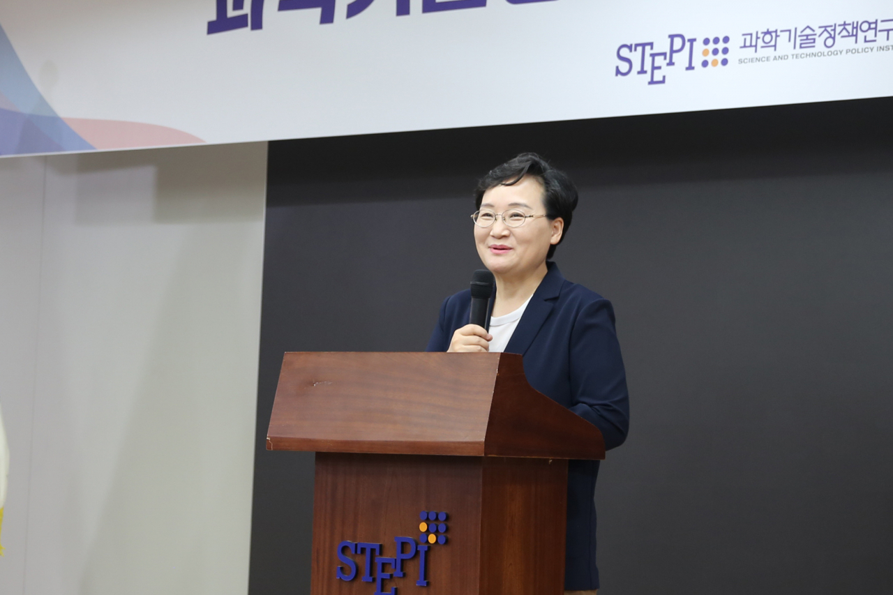 문미옥 과학기술정책연구원 원장이 개원 36주년 기념식에서 기념사를 전하고 있다.[과학기술정책연구원 제공]